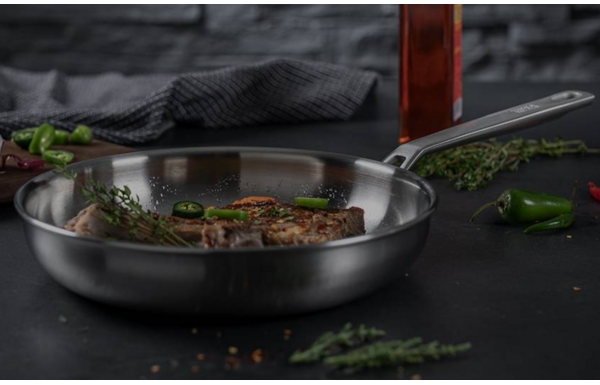 Gagnez l'une des 6 poêles CULINARY FIVEPLY sans revêtement de 28 cm d'une valeur de CHF 79.-